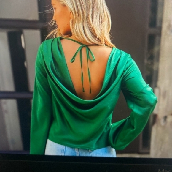 Olia Emerald Green Bell Sleeve Cowl Neck top. Size Small. New.Stylish green co - Picture 2 of 11